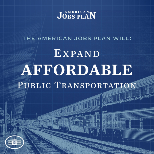 Plakat mit einem Zug auf einem Bahngeleis mit mehreren Menschen in der Nähe, das 'The American Jobs Plan Will Expand Affordable Public Transportation.' bewirbt.