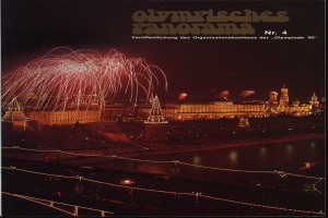 Plakat für die Olympischen Spiele 1980 in Moskau mit beleuchteter Brücke über Wasser, Feuerwerk am Nachthimmel und Gebäuden im Hintergrund mit Text.
