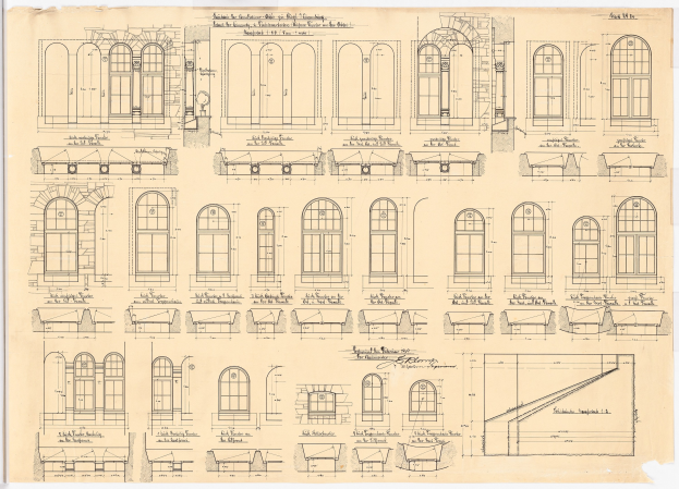 Schwarz-weiß-Architekturzeichnungen verschiedener Fenster- und Türdesigns aus einem Buch, begleitet von beschreibendem Text.
