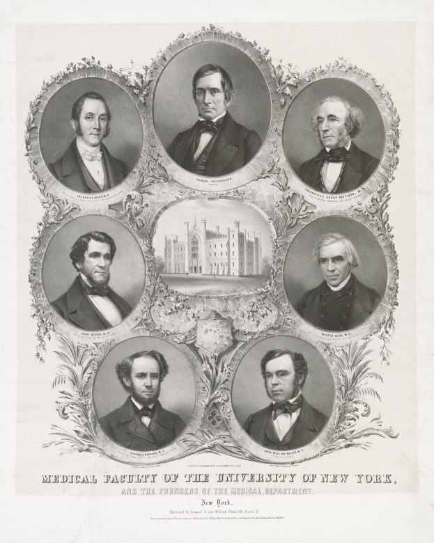 Schwarz-weiß-Foto von formell gekleideten Männern, die vor einem Gebäude posieren, mit Text am unteren Rand, der sie als Medizinische Fakultät der Universität New York und Gründer des Medizinischen Departments identifiziert.