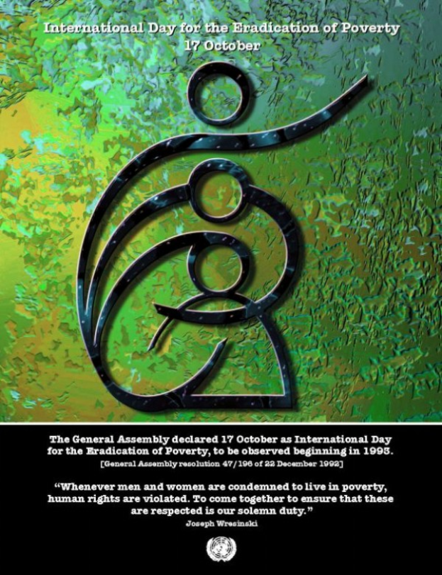 Ein Plakat mit hellblauem Hintergrund und weißem Rand, das ein Logo einer Hand in einem Kreis umgeben von Blättern und den Text "Internationaler Tag" in fetter weißer Schrift zeigt.