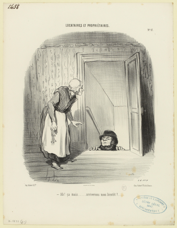 Eine ältere Frau steht vor einer Tür, neben ihr liegt ein Mann auf dem Boden; unten im Bild sind Text und ein Stempel sichtbar.