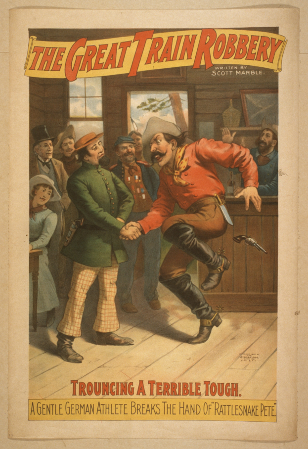 Ein Plakat, das eine Gruppe von Menschen auf dem Boden zeigt, einer hält eine Waffe in der Hand, mit Text oben und unten "Der große Zugraub - Trouching ein schrecklicher Tough".