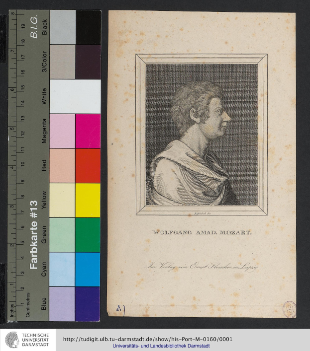 Porträt von Wolfgang Amadeus Mozart mit ernster, nachdenklicher Miene, dunklem kurzen Haar und direktem Blick, begleitet von einer Skala links und Text unten.