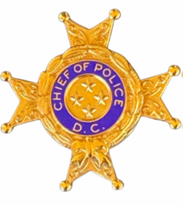 Ein Polizeistern mit der Aufschrift 'Polizeipräsident' auf einem weißen Hintergrund.