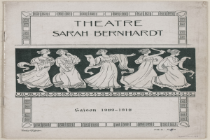 Plakat für das Theater Sarah Bernhardt von 1909-1910, das eine Gruppe von Frauen in der Mitte zeigt, mit Texten, die das Theater und seine Schauspieler beschreiben.