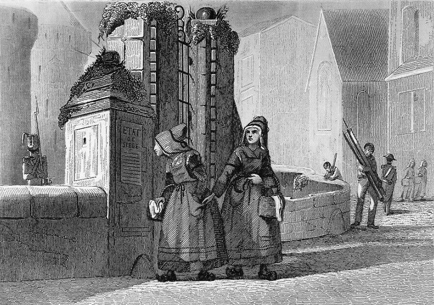 Schwarz-Weiß-Gravur Von Zweien Frauen, Die Vor Einem Gebäude Stehen, Mit Anderen Leuten Im Hintergrund, Betitelt "Victorianische Frauen In Der Stadt London."