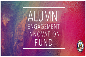 Ein Plakat mit "Alumni Engagement Innovation Fund" in fetter, schwarzer Schrift auf einem weißen Hintergrund, das das Logo des Fonds unten rechts zeigt.