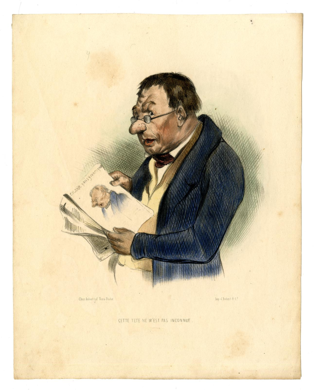 Ein Mann im Anzug und Krawatte, der eine Brille trägt, liest eine Zeitung mit ernster Miene, was darauf hindeutet, dass er ein Politiker ist.