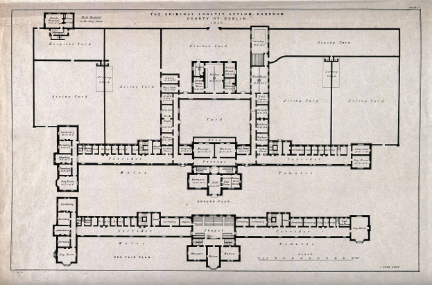 Schwarz-weißer Architekturplan eines Gebäudes mit zahlreichen beschrifteten Räumen, darunter eine 'Irrenanstalt für Verbrecher', begleitet von handschriftlichem Text.