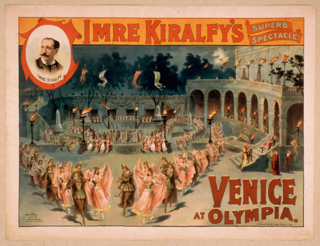 Plakat für Imre Kiralfys Super-Spektakel in Venedig, das kostümierte Künstler vor einem gebogenen Gebäude mit Laternenmasten und Bäumen zeigt.