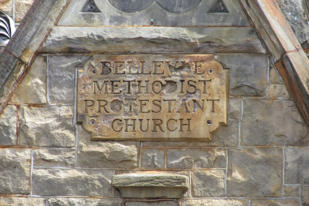 Ein steinernes Gebäude mit einer Tafel an der Seite, auf der "Bellevue Methodist Protestant Church" steht.