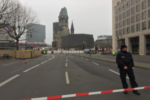 POL-D: Altstadt/Zentrum - Mann im Polizei-T-Shirt beleidigt Polizeibeamte - Mehrere Anklagepunkte erhoben