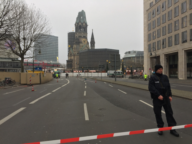 POL-D: Altstadt/Zentrum - Mann im Polizei-T-Shirt beleidigt Polizeibeamte - Mehrere Anklagepunkte erhoben