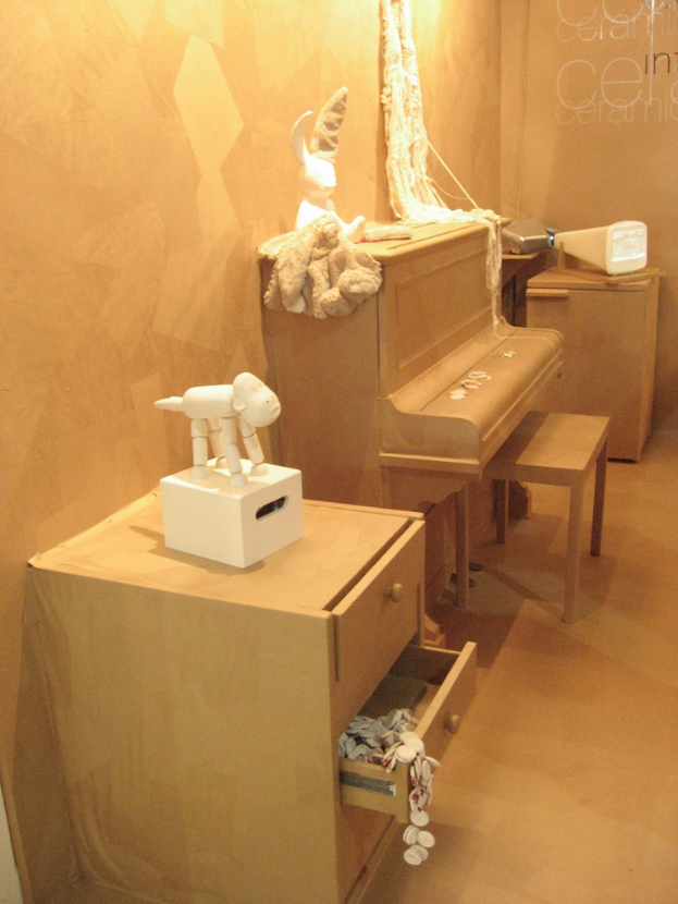 Ein Zimmer mit Schränken, einer Tastatur, ein paar Spielzeugen und einer Wand.