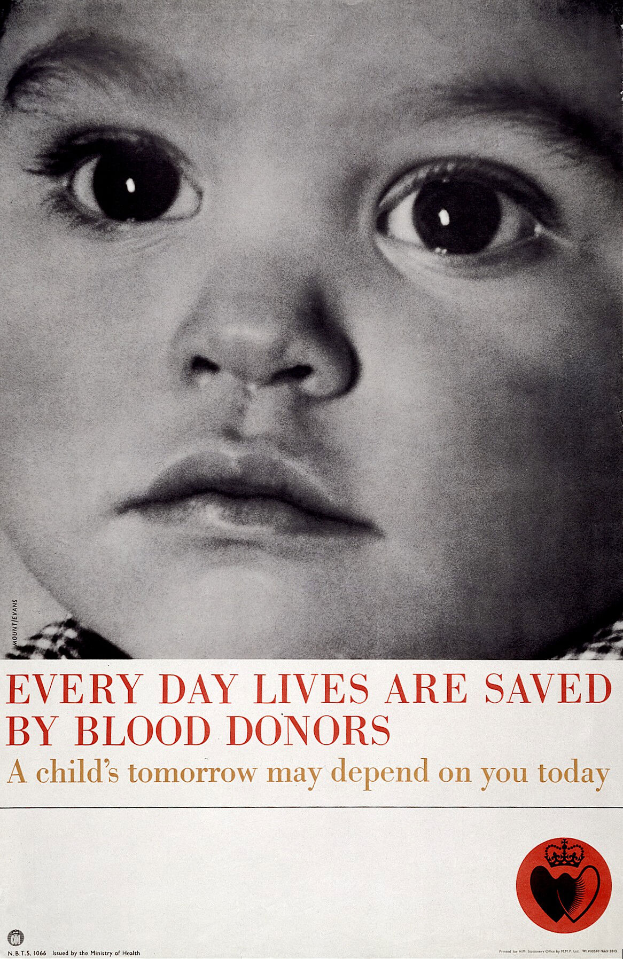 Ein Plakat mit dem Bild eines ernsthaften Kindergesichts und der Aufschrift "Täglich rettet Blutspenden Leben" in fetter, schwarzer Schrift.