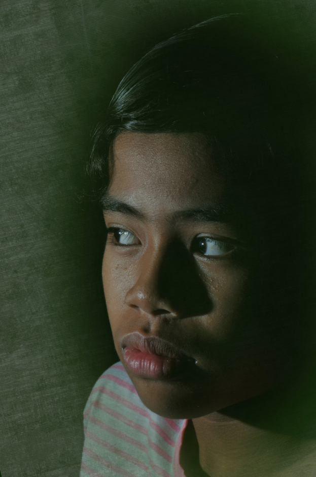 Eine Person in einem Kleid.