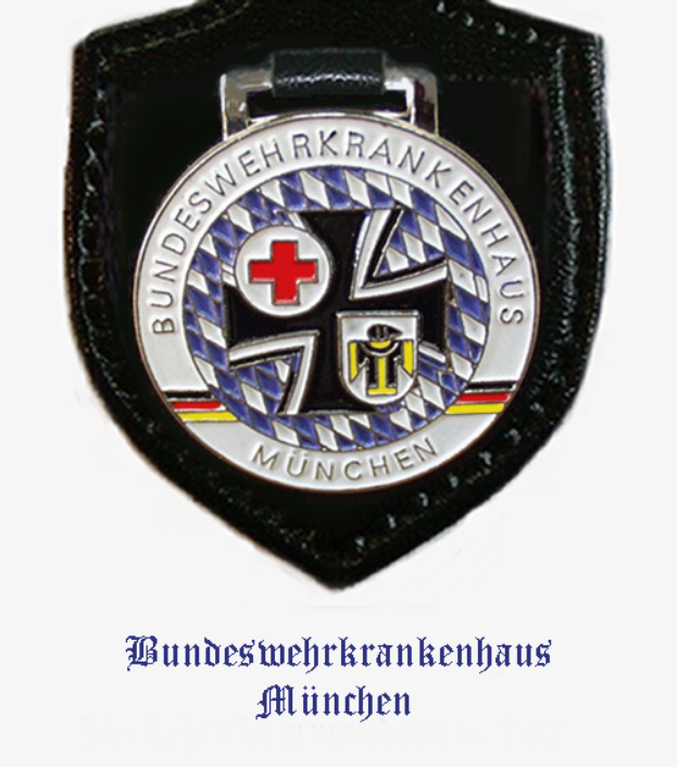 Ein schwarzes Lederabzeichen mit einem roten Kreuz und der Aufschrift "Bundeswehrkrankenhaus München" unten.