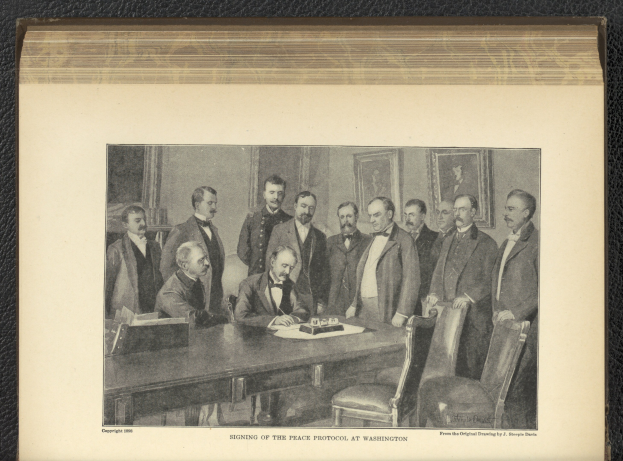 Gruppe von Männern, die um einen Tisch stehen, mit einem sitzenden Mann in der Mitte, Papieren und Gegenständen auf dem Tisch, Fotorahmen an der Wand und Text unten lesend "Unterzeichnung des Friedensprotokolls in Washington"