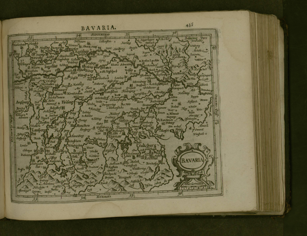 Ein aufgeschlagenes Buch mit einer detaillierten Karte von Bayern, auf der Städte und Ortschaften beschriftet sind, sowie begleitendem Text.