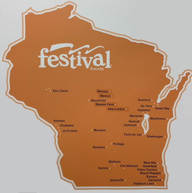 Ein lebendiges Plakat einer Wisconsin-Karte voller bunter Lebensmittel und beschriftet mit "Festival Foods."