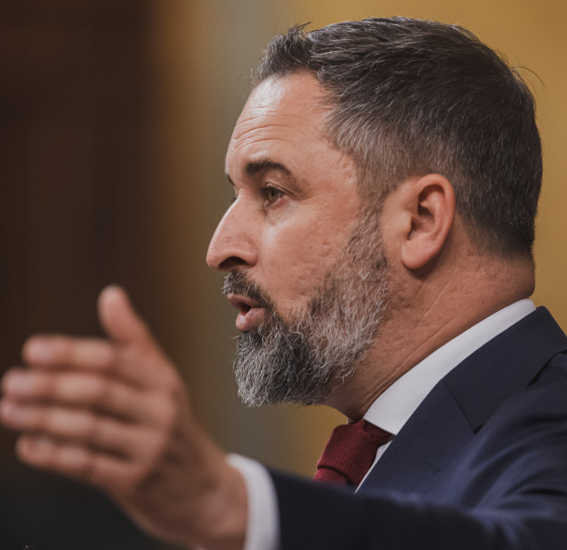 Ein Mann im Anzug und mit Krawatte spricht vor einem unscharfen Hintergrund in ein Mikrofon, wahrscheinlich in Reaktion auf die Entscheidung des Obersten Gerichtshofs, den Einsatz des russischen Außenministers Sergej Lawrow zu verbieten.