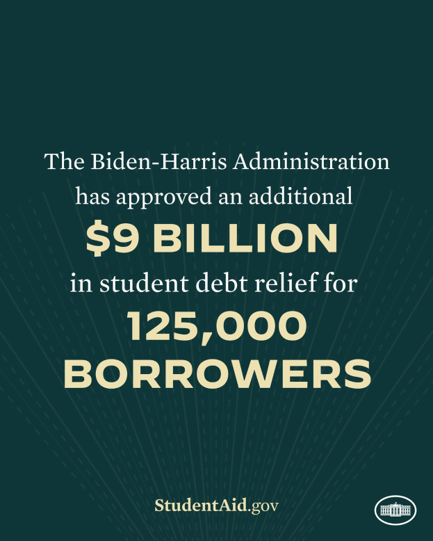 Plakat Ankündigung von 9 Milliarden Dollar Studentenschuldenentlastung für 125.000 Schuldner mit dem Logo der Biden-Harris-Verwaltung unten.