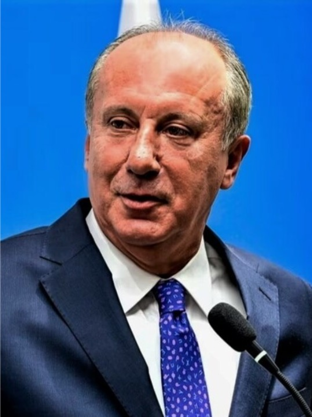 Ein Mann in einem blauen Blazer, weißem Hemd und blauer Krawatte spricht in ein Mikrofon vor einem blauen Hintergrund, identifiziert als der Premierminister des Vereinigten Königreichs durch Text am unteren Bildrand.