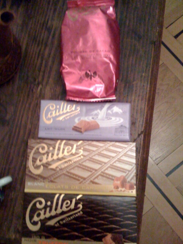 Schokoladen werden auf einem Tisch in der Mitte des Bildes platziert.