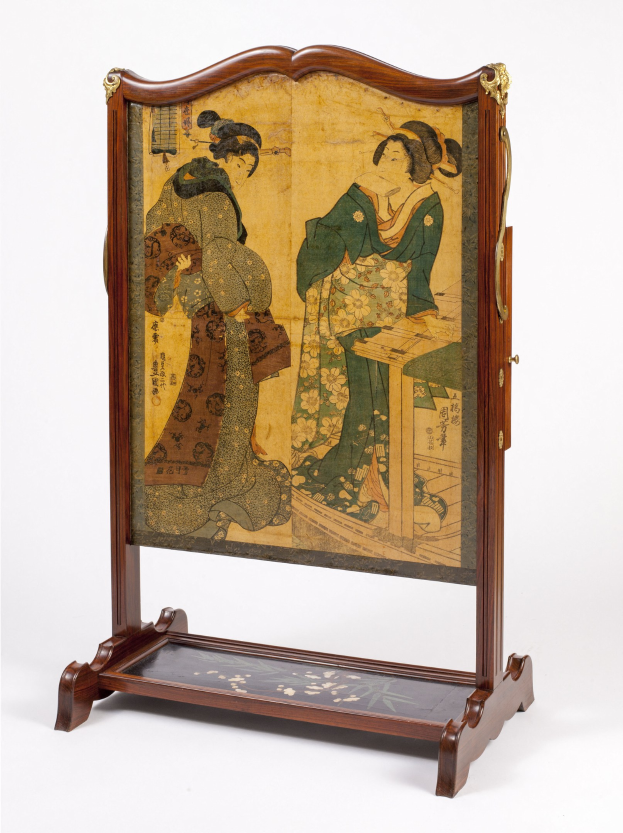 Japanisches Faltbildschirm mit einer Malerei von zwei Geishas in einem hölzernen Rahmen vor einem weißen Hintergrund.