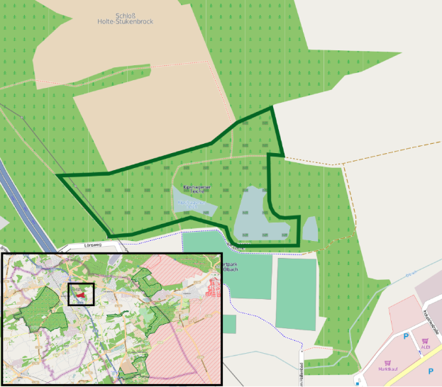 Eine Stadtkarte mit einem grünen Bereich in der Mitte, die einen geplanten Standort anzeigt, und Text, der die Grenzen von Gebäuden, Straßen und anderen Stadtmerkmalen beschreibt.