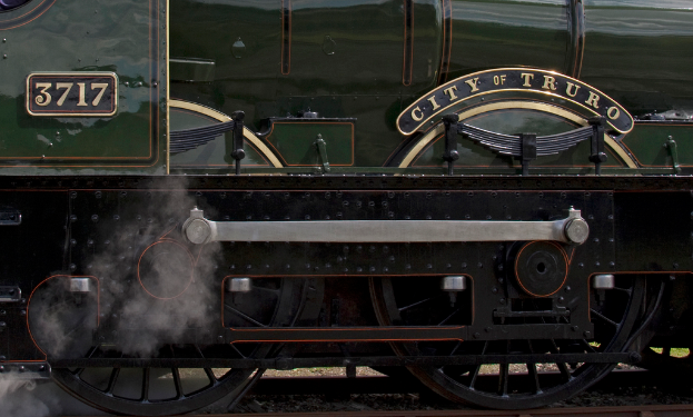 Ein Zug auf einer Schiene.