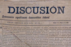 Gelblicher Zeitungsausschnitt mit schwarzer Tinte, Überschrift "Semanario Repúblicano Democrático Federal", das Wort "Diskussion" leicht zerknittert und mit Gebrauchsspuren.