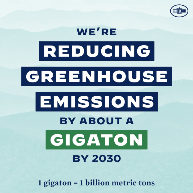 Plakat mit Text und Logo, das besagt: "Wir reduzieren die Treibhausgasemissionen um etwa eine Gigatonne bis 2030.", das für die Reduzierung der Treibhausgasemissionen bis 2030 wirbt.