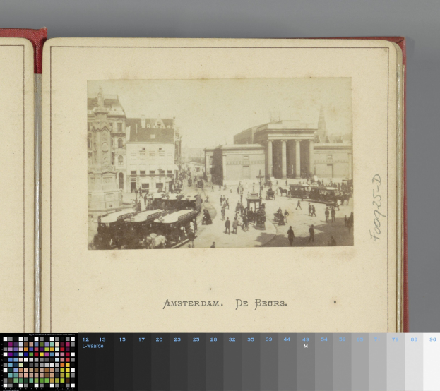 Altes Buchcover mit einer nostalgischen Illustration einer Amsterdamer Stadtstraße, einschließlich Gebäuden, Fußgängern und Kutschen, sowie Text- und Farbauswahloptionen unten.