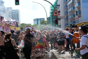 Teletubbies tanzen für LGBTQ+-Rechte auf der Canva Beach Pride Party bei den Cannes Lions