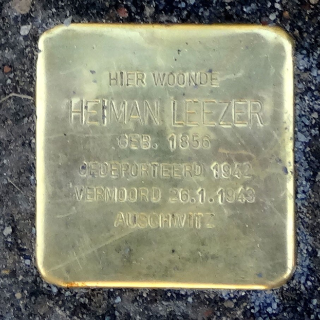 Messingtafel im Boden mit der Inschrift "Hier Wohnte Heiman Leezer", ein Denkmal für einen deutschen Soldaten, der im Zweiten Weltkrieg starb.