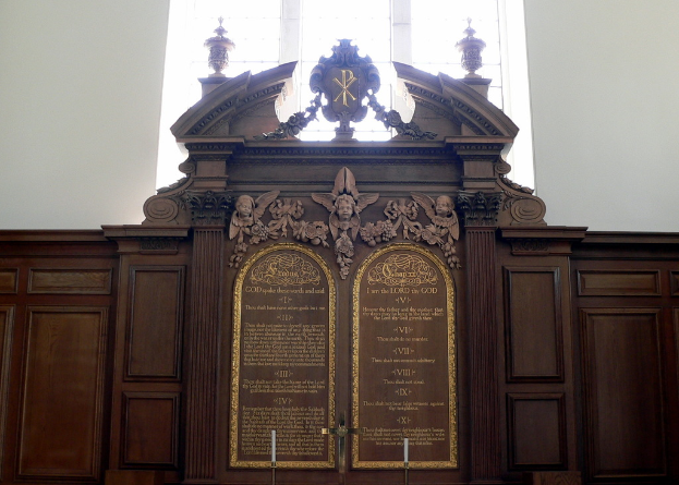 Ein Museums-Schild mit Text und Skulpturen darauf.