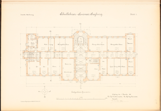 Ein altes Buch mit einem detaillierten Grundriss des Schullhofer-Eminar-Schöffling-Gebäudes in Deutschland, mit Texten, die zusätzliche Informationen zum Layout liefern.
