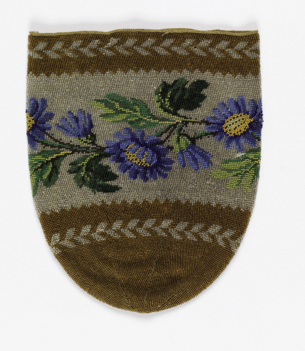 Ein Nahaufnahme eines Paares Socken mit blauen Blumen und grünen Blättern auf einem weißen Hintergrund.