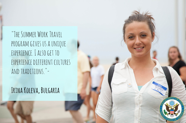 Eine Frau mit einer Tasche lächelt umgeben von einer Gruppe von Menschen, die geht, mit Text auf der linken Seite, der lautet: "Das Sommer-Arbeitsreisprogramm gibt uns eine einzigartige Erfahrung, ich erlebe auch verschiedene Kulturen und Traditionen - Irina Koleva, Bulgarien."