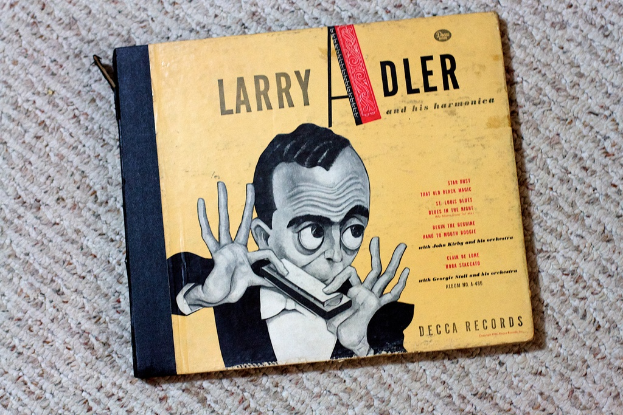 Ein Buchumschlag mit einem Mann und Text, sowie einer Fußmatte unten.