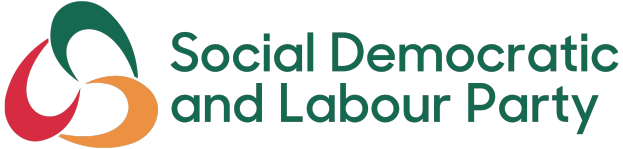 Der Text "Sozialdemokratische Partei Deutschlands" in fetter schwarzer Schrift, mittig auf einem weißen Hintergrund mit einem dünnen schwarzen Rand.