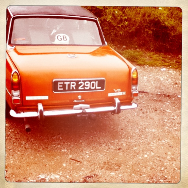 Ein Auto steht auf dem Boden mit B√§umen im Hintergrund.