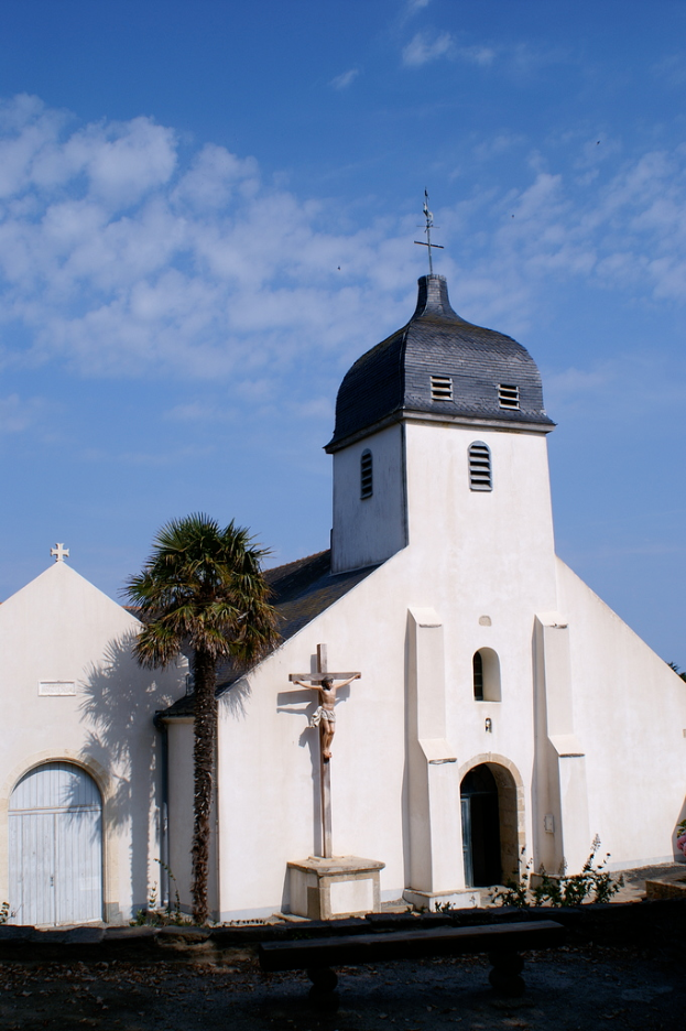 Eine Kirche ist prominent in der Mitte des Bildes dargestellt.