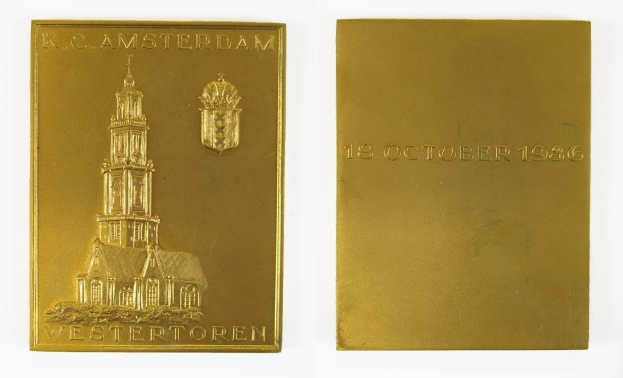 Goldene Plakette mit einer Kirchenillustration, die das 1986er-Jubiläum des K.C. Amsterdam feiert, mit Text und Logo auf einem weißen Hintergrund.