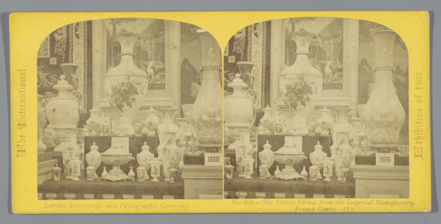 Ein Schwarz-Weiß-Foto eines überfüllten Ausstellungsraums mit zahlreichen Vasen und dekorativen Gegenständen aus der Imperial Factory in London, angeordnet in einer Collage mit Text unten.