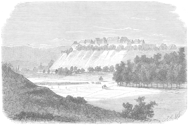 Eine Schwarz-Weiß-Radierung eines Bauernhofs in einem Feld mit Bäumen, Hügeln und einem Himmel im Hintergrund, mit dem Text "1876 - der Hof der Herzöge von Elsass" unten.