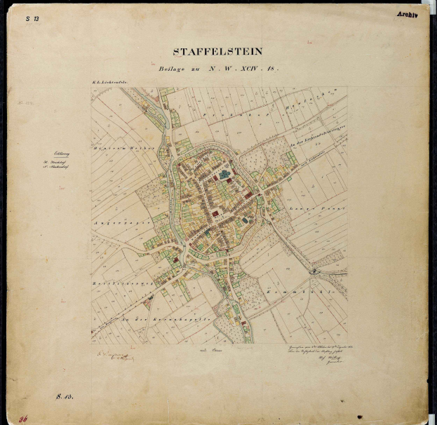 Ein detailliertes altes Stadtplan von Staffelstein, Deutschland, auf einem schwarzen Hintergrund, der Straßen, Gebäude und Sehenswürdigkeiten zeigt.