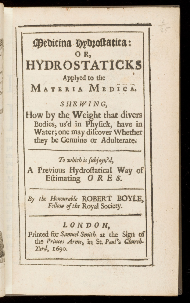 Offenes Buch mit schwarzem Hintergrund und weißer Seite mit der Aufschrift "Medicina Hydrostatica oder Hydrostaticks angewendet auf die Materialmedizin".